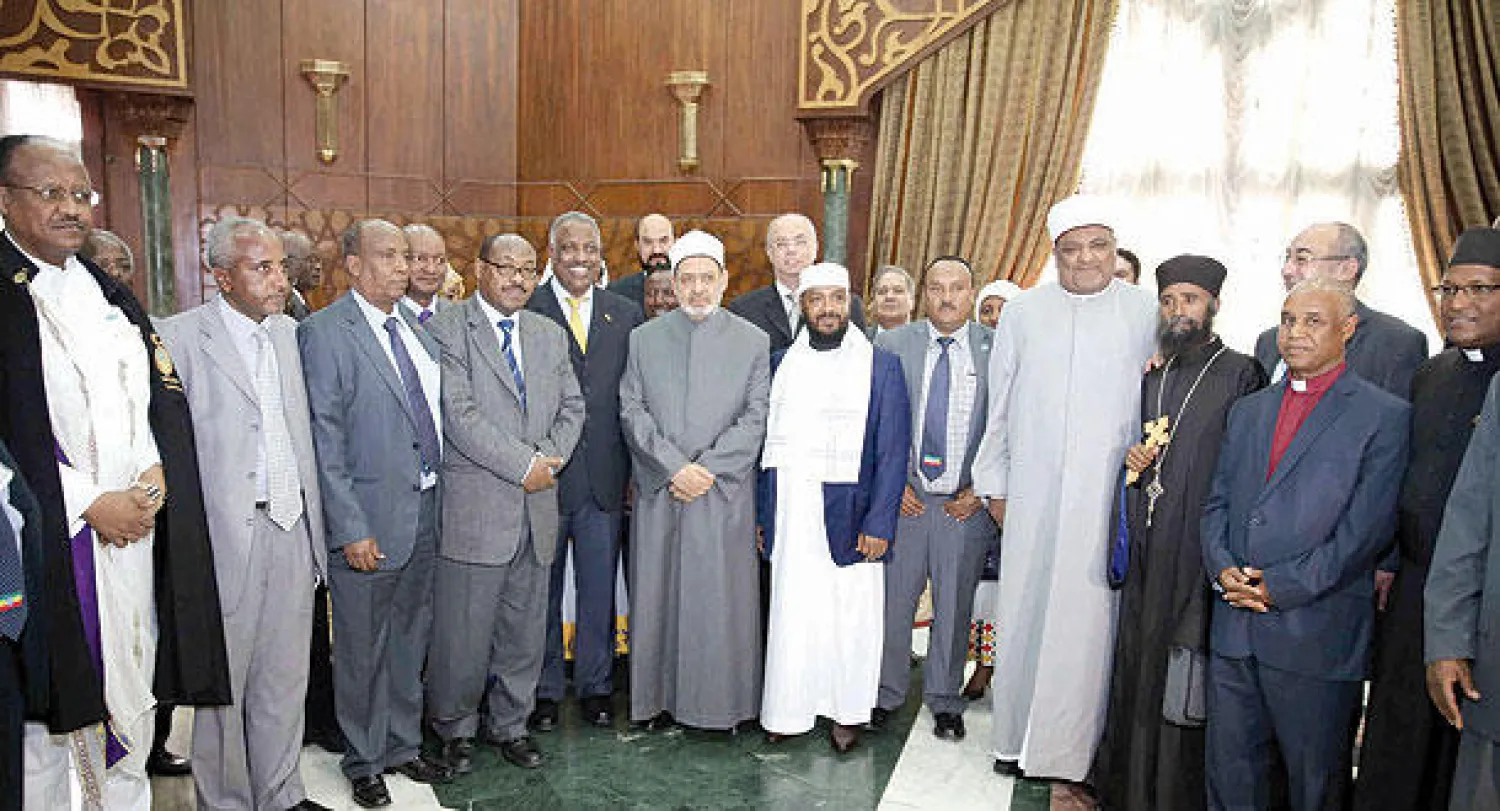شيخ الأزهر في صورة جماعية مع وفد الدبلوماسية الشعبية بإثيوبيا بمقر مشيخة الأزهر («الشرق الأوسط»)