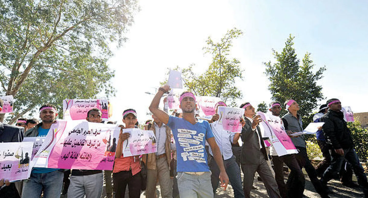 طلبة في جامعة صنعاء يتظاهرون احتجاجا على إغلاق الحوثيين للميناء على البحر الأحمر أمس (أ.ب)