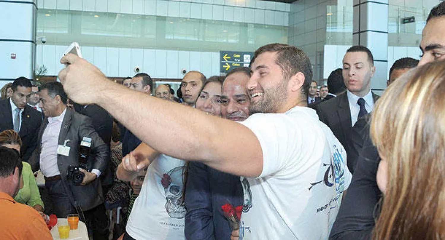 الرئيس المصري عبد الفتاح السيسي يستجيب لطلب أحد حضور افتتاح أعمال تطوير وتوسعة مطار الغردقة الدولي لأخذ صورة {سيلفي} معه أمس  (تصوير: شريف عبد المنعم)