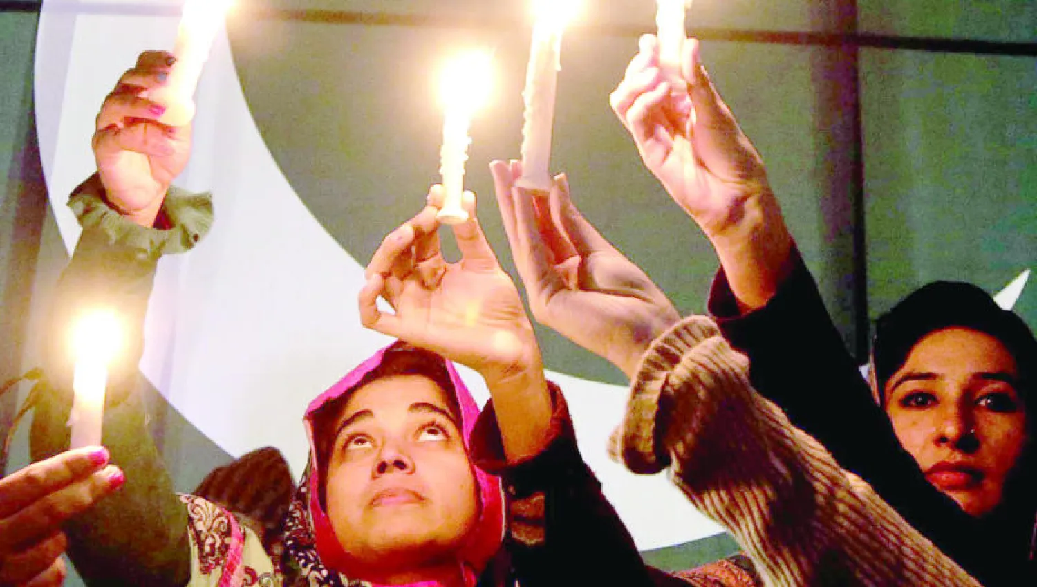 طلاب باكستانيون يوقدون الشموع من أجل زملائهم ضحايا مذبحة مدرسة بيشاور أمس (إ.ب.أ)