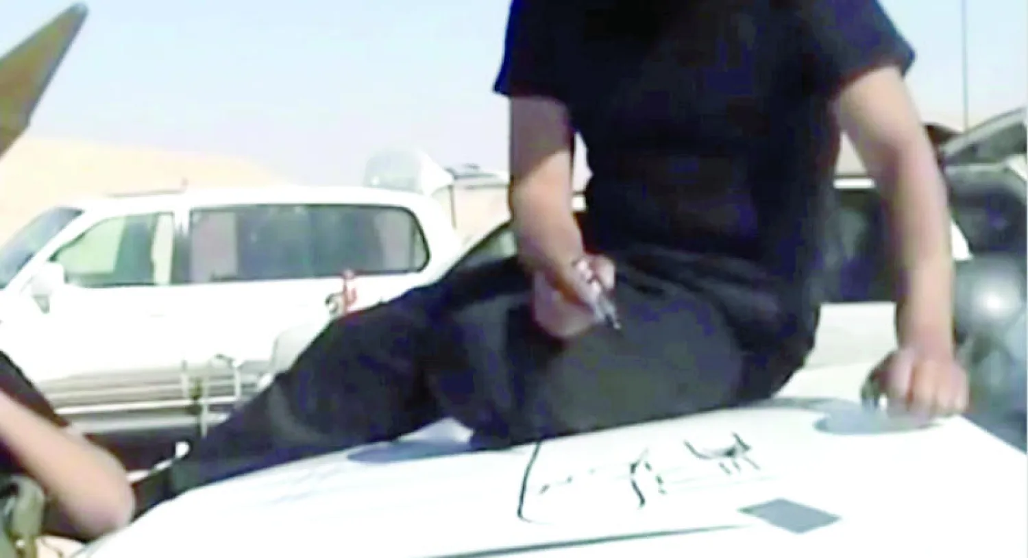 صورة التقطها المتهم أثناء قيام قائد الخلية فهد الجوير بشرح عملية اقتحام مصفاة بقيق النفطية في 2006