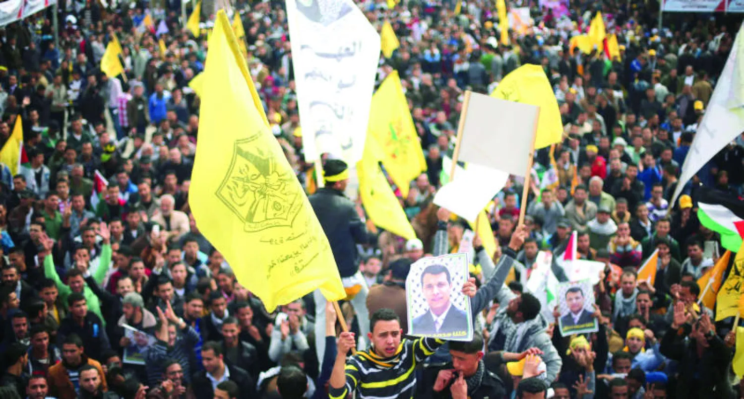 أنصار القيادي السابق في فتح محمد دحلان يتظاهرون في غزة تأييدا له ضد الرئيس الفلسطيني محمود عباس (رويترز)