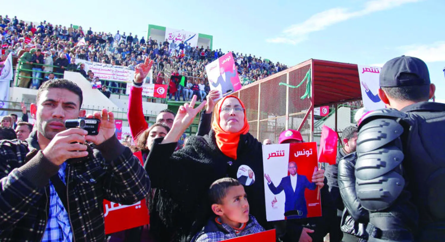 مؤيدون للرئيس التونسي المؤقت والمرشح للانتخابات الرئاسية لمنصف المرزوقي يرفعون الأعلام وصوره في تجمع في مدينة سيدي بوزيد أول من أمس استعدادا للدورة الثانية من الأنتخابات (رويترز)