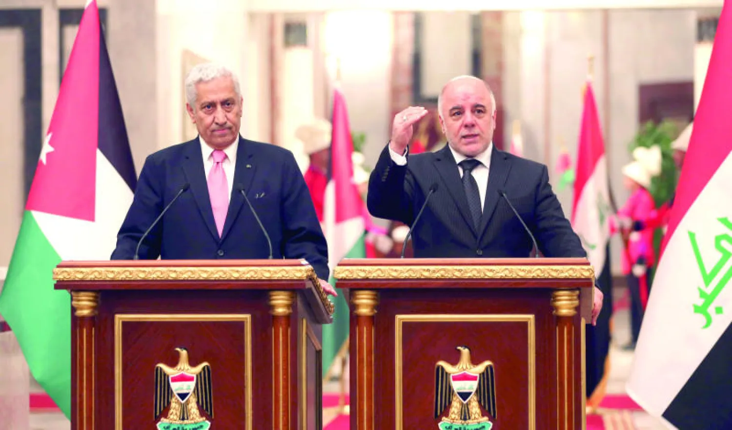 رئيس الوزراء العراقي حيدر العبادي ونظيره الأردني عبد الله النسور في مؤتمر صحافي في بغداد أمس (رويترز)