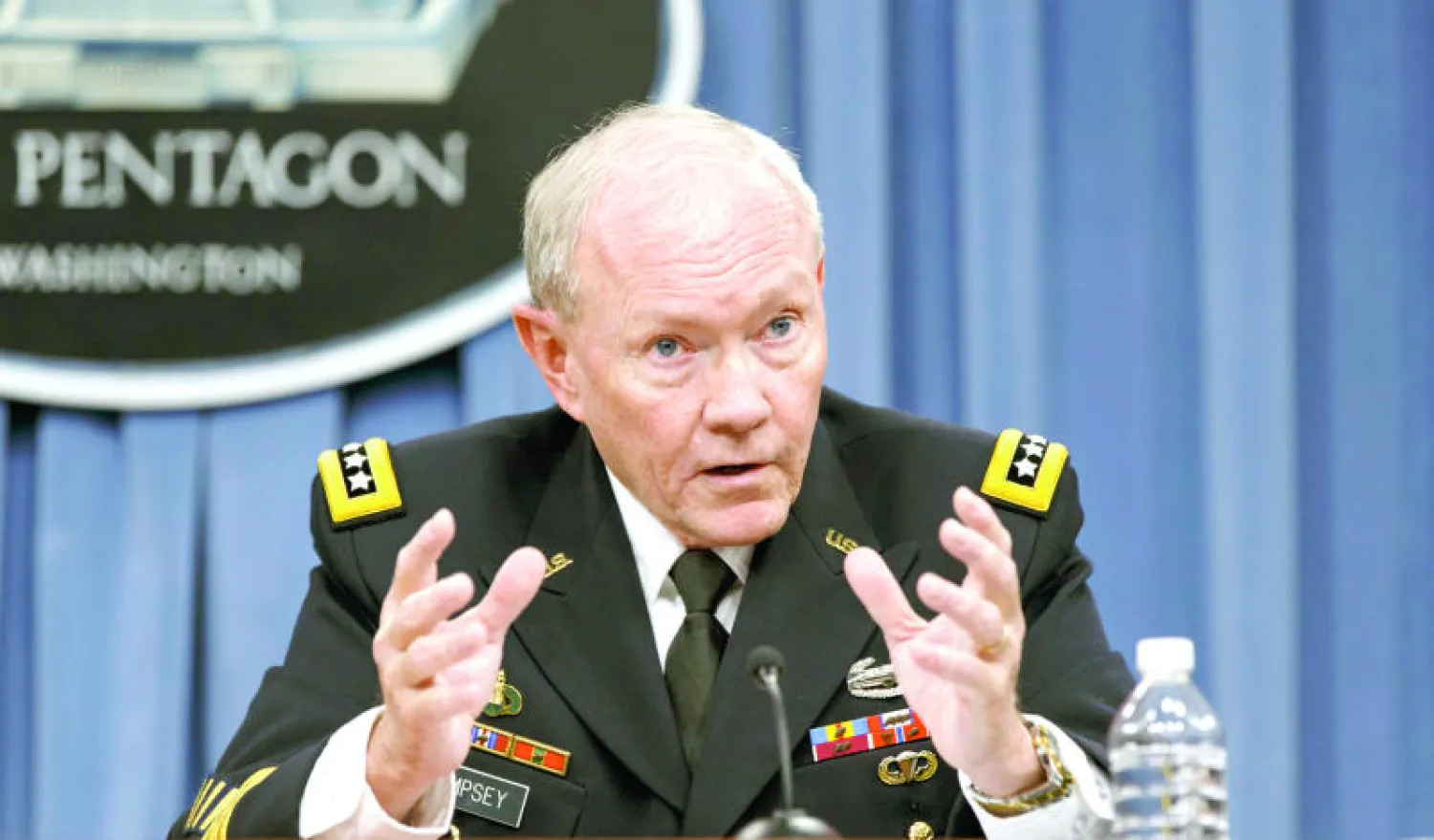 رئيس هيئة الأركان الأميركية المشتركة، الجنرال مارتن ديمبسي أثناء المؤتمر الصحافي في البنتاغون  أمس (أ.ب)