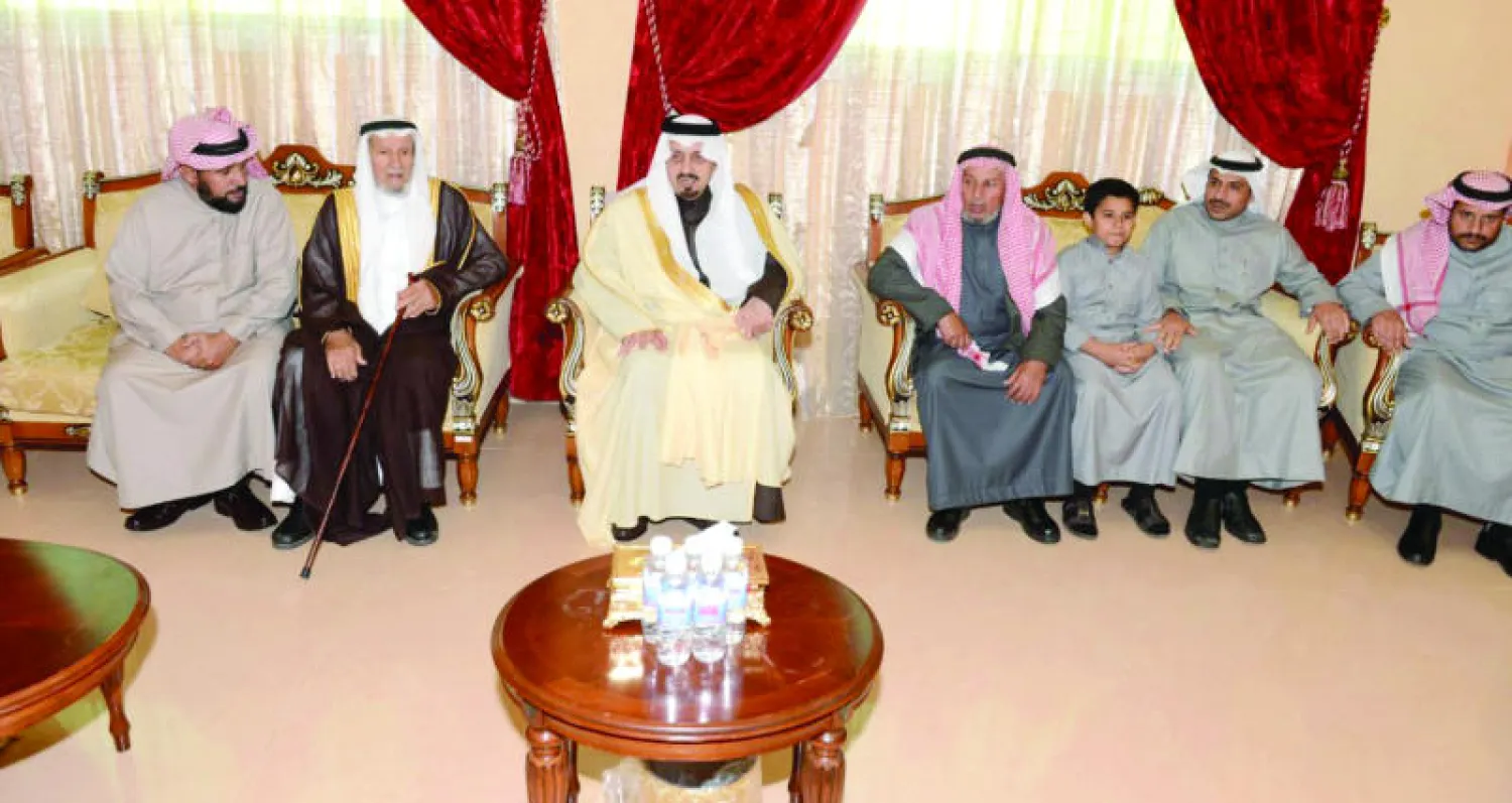 أمير عسير ينقل تعازي القيادة السعودية لأسرة الجندي عسيري