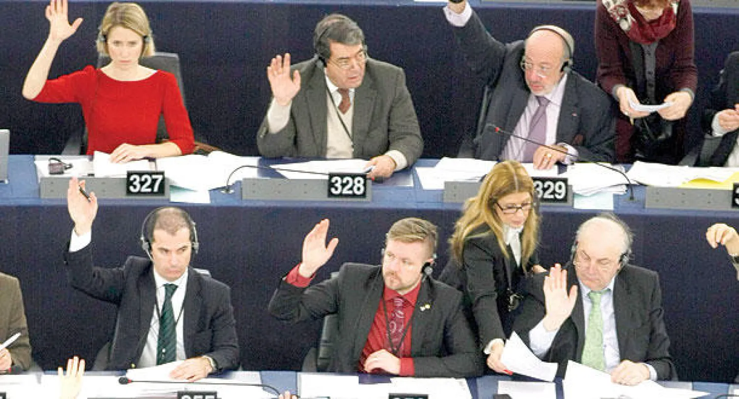 أعضاء البرلمان الأوروبي في استراسبورغ  أثناء التصويت على قرار الاعتراف بالدولة الفلسطينية أمس (أ.ب)