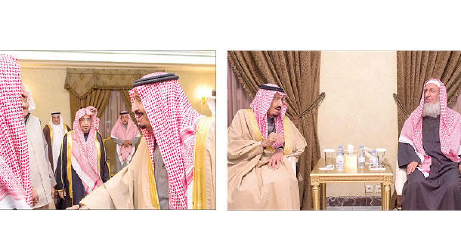 الأمير سلمان خلال زيارته إلى مفتي السعودية في منزله بالرياض أمس (واس)