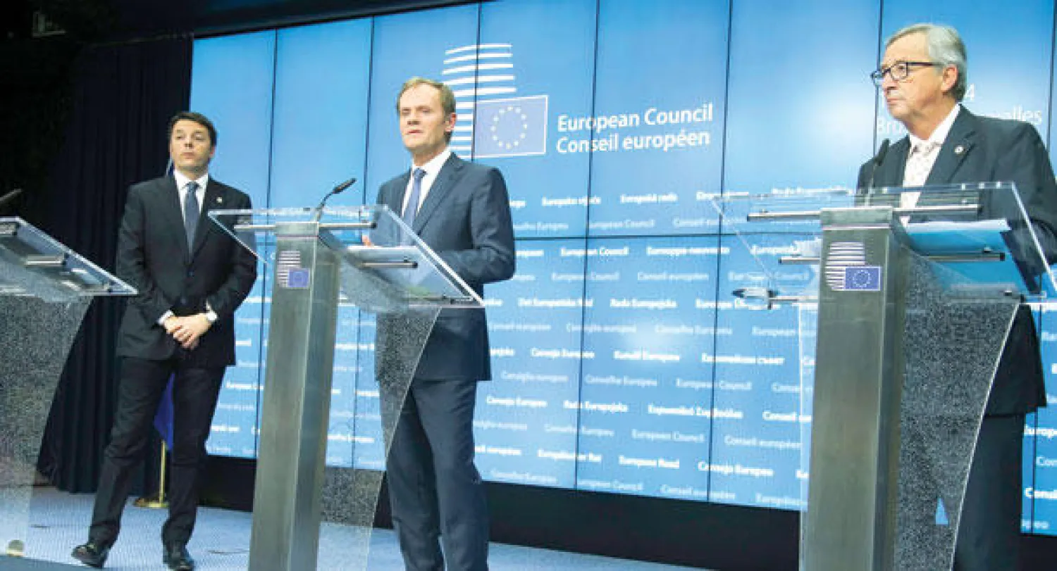 رئيس الوزراء الإيطالي ماتيو رينزي ورئيس المجلس الأوروبي دونالد توسك ورئيس المفوضية جان كلود يونكر في مؤتمر صحافي بعد اجتماع المجلس في بروكسل أول من أمس (رويترز)