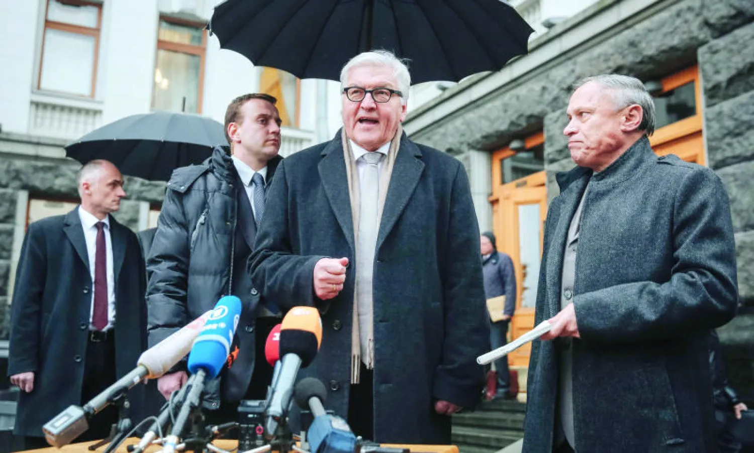 وزير الخارجية الألماني شتاينماير (وسط) يتحدث إلى الصحافيين بعد اجتماعه مع الرئيس الأوكراني بوروشينكو في كييف أمس (إ.ب.أ)