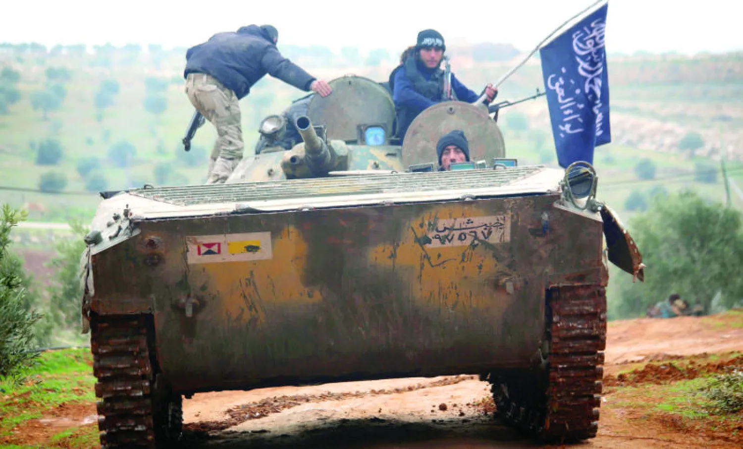 مقاتلون من جبهة النصرة لحظة استيلائهم على دبابة عسكرية من قوات النظام السوري في ريف حلب أول من أمس  أ.ف.ب))