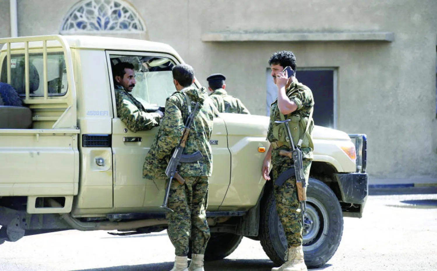 رجال أمن يمنيون يحرسون أحد المباني الحكومية في صنعاء أمس (إ.ب.أ)