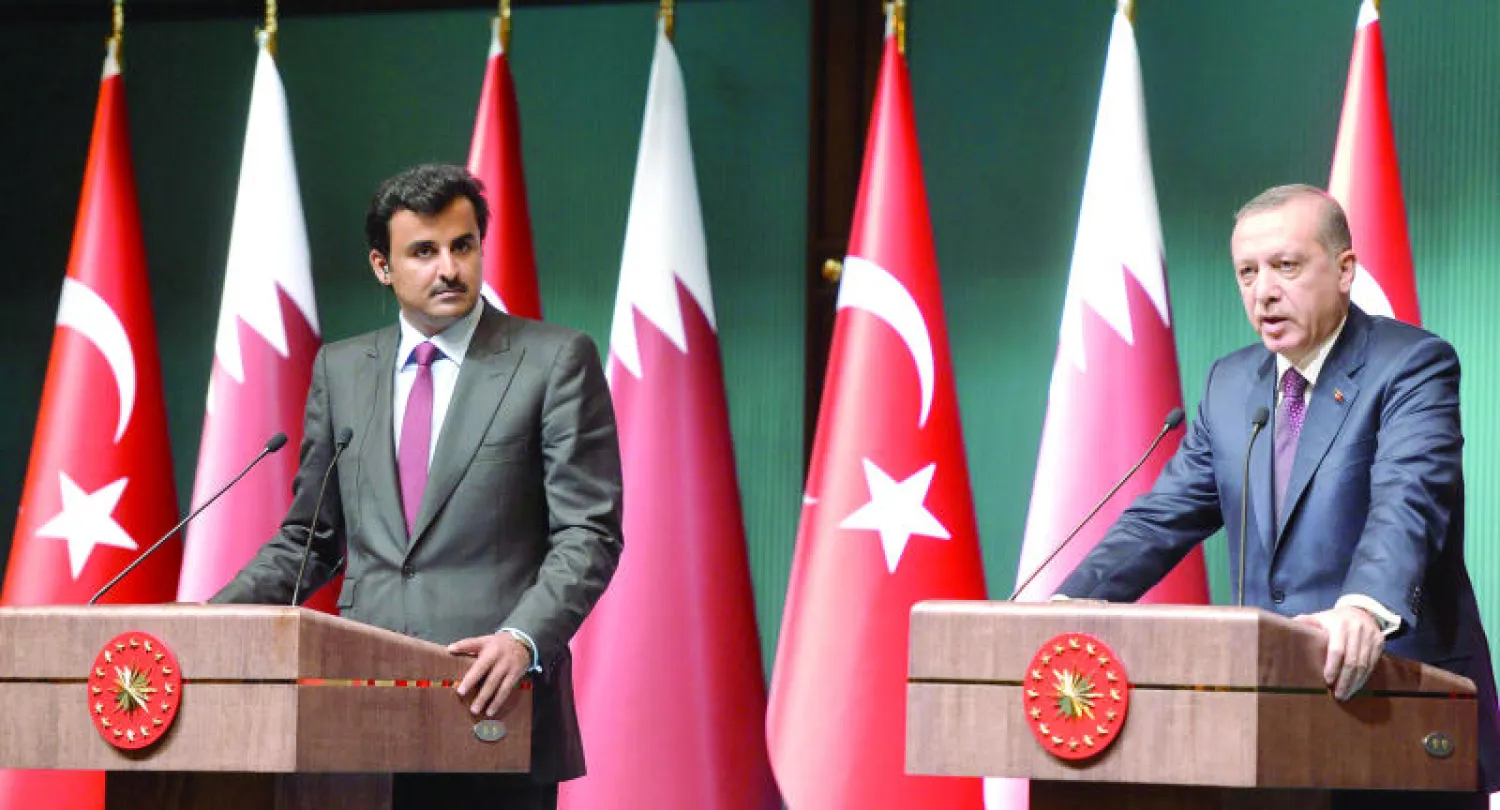 الرئيس التركي رجب طيب إردوغان والشيخ تميم بن حمد آل ثاني أمير قطر لدى حضورهما المؤتمر الصحافي في أنقرة أمس (إ.ب.أ)