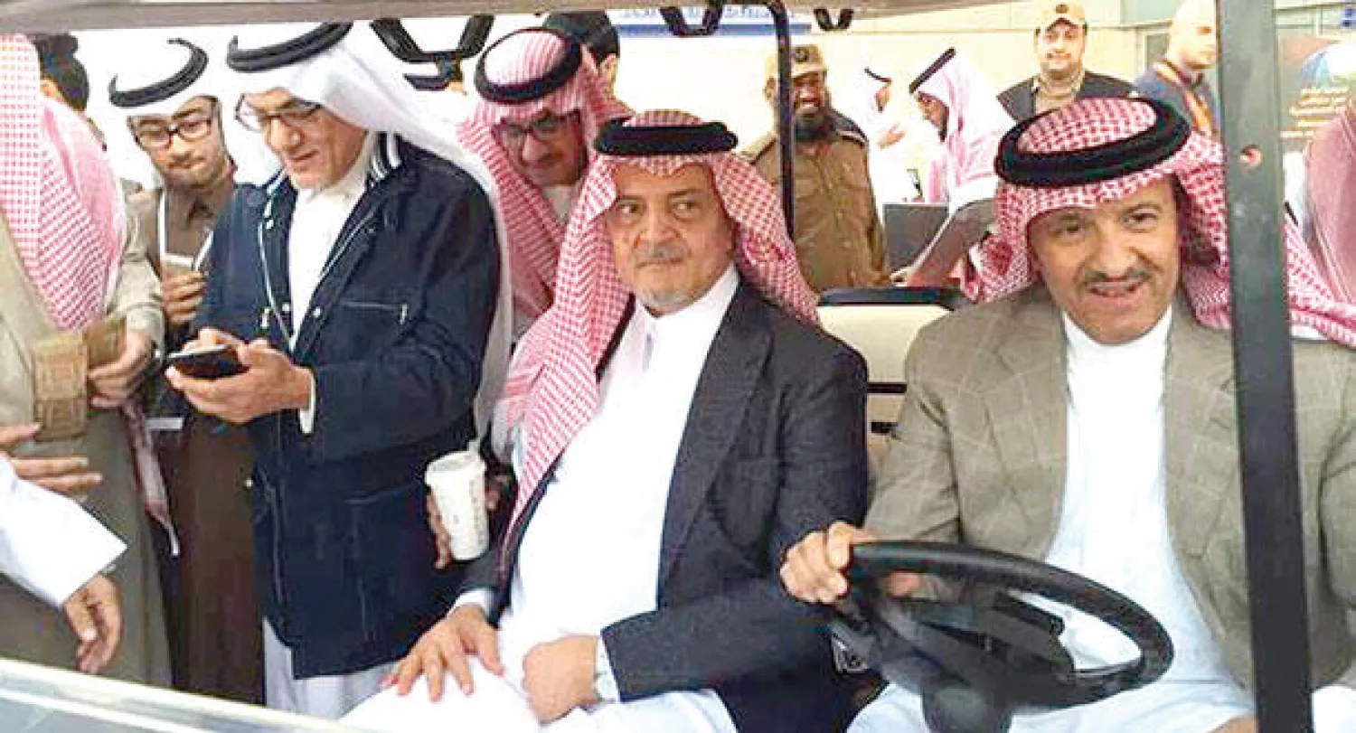 الأمير سعود الفيصل ويبدو الأمير سلطان بن سلمان و الأمير تركي الفيصل خلال جولتهم في ملتقى ألوان («الشرق الأوسط»)