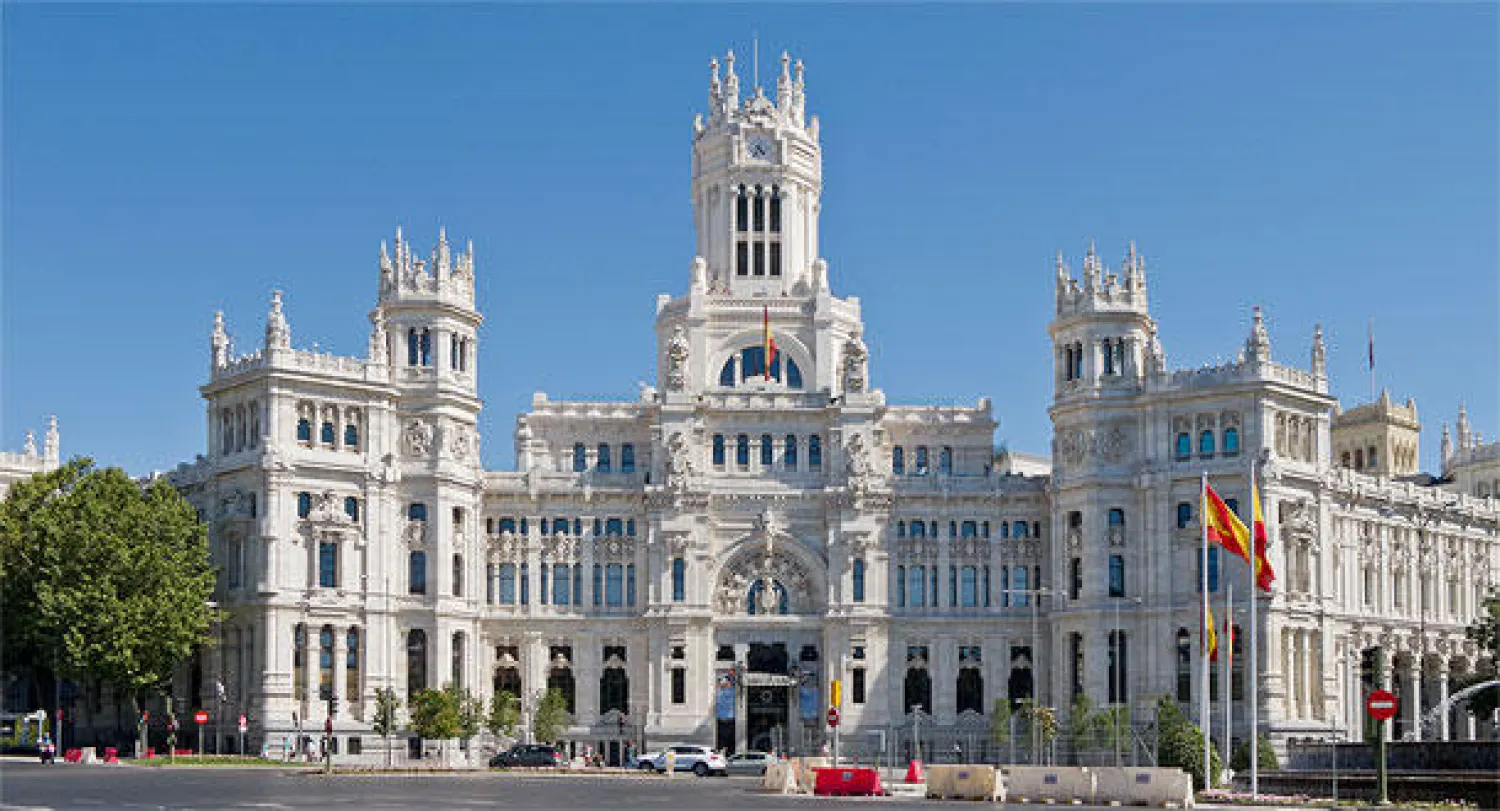 إسباني عاطل عن العمل يقتحم بسيارته  مقر الحزب الشعبي الحاكم في مدريد