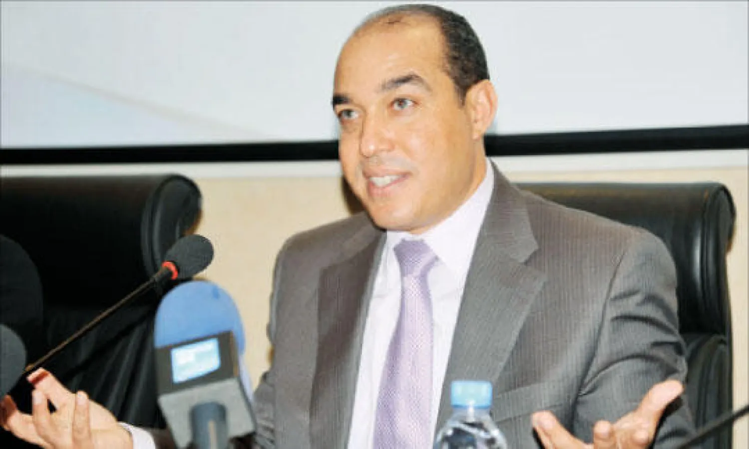 العاهل المغربي يطيح بوزير الرياضة بسبب «فضحية الملعب»