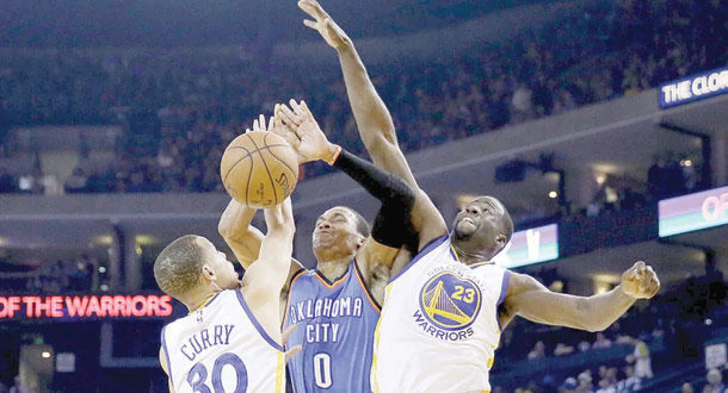 جانب من مباراة غولدن ستيت واريورز وأوكلاهوما سيتي (أ.ف.ب)