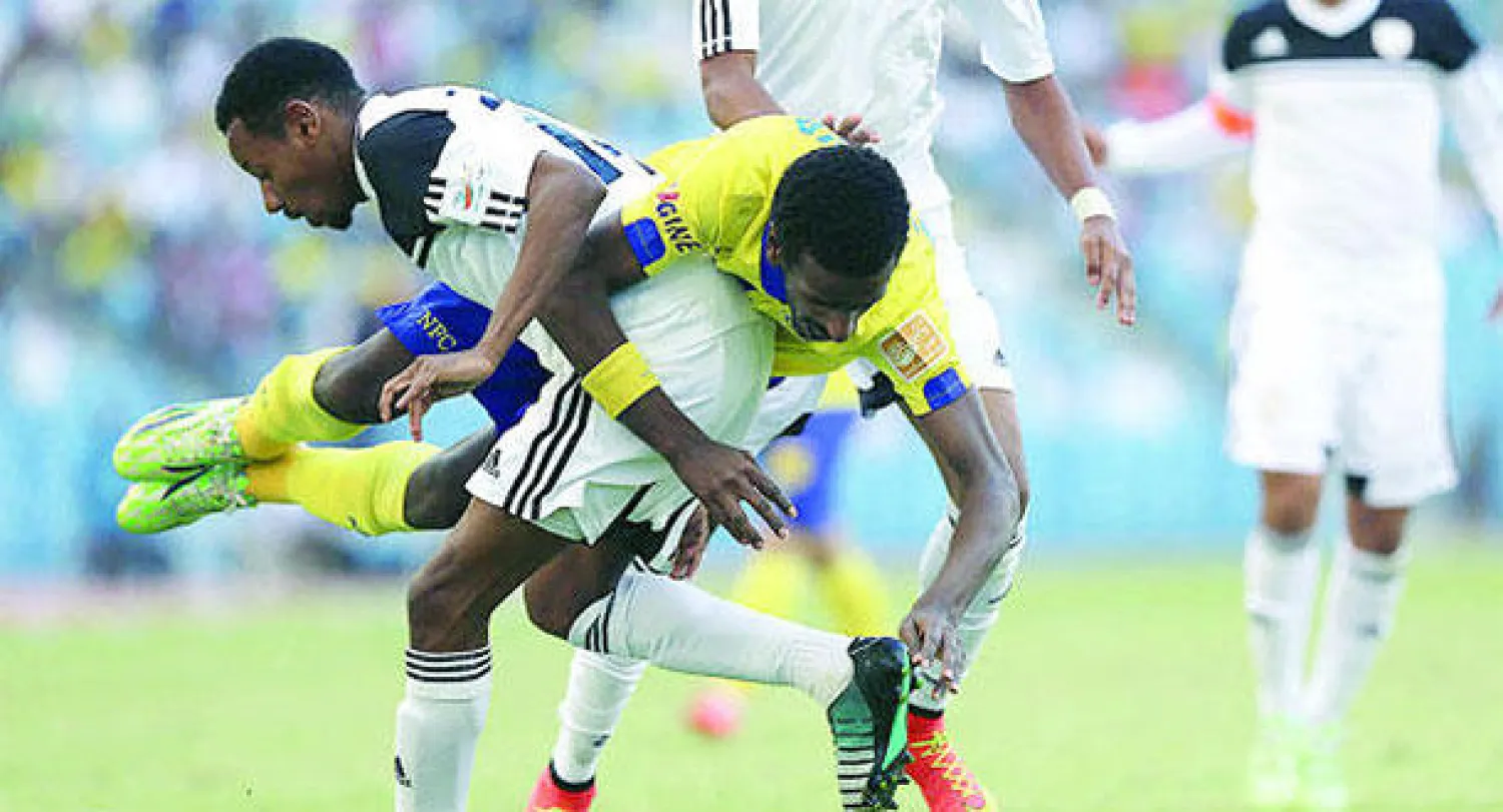 صدام بين شراحيلي من النصر وشهيل من الشباب خلال مباراة الفريقين أمس (تصوير: علي العريفي)