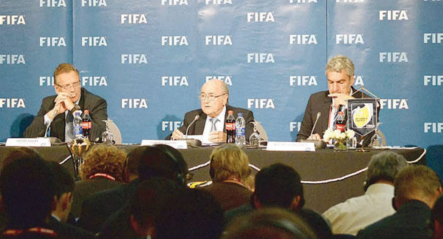 بلاتر (وسط) خلال المؤتمر الصحفي الذي أعلن فيه قرار نشر تقرير غارسيا (أ.ف.ب)