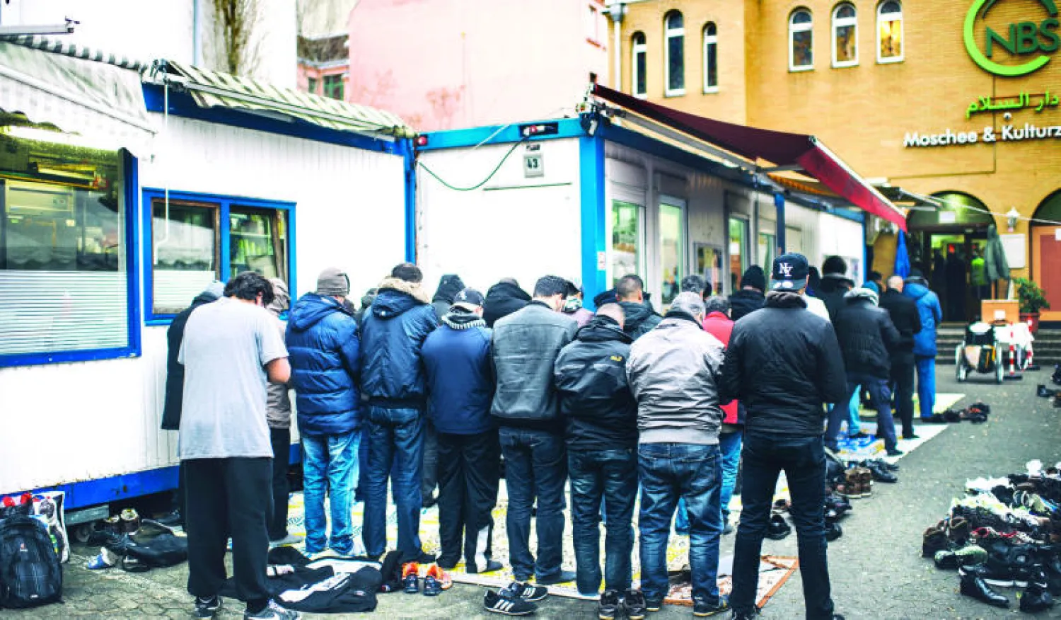 إقبال على صلاة الجمعة في الشارع خارج مسجد «بيت السلام» بعد أن امتلأ المسجد من الداخل (واشنطن بوست)