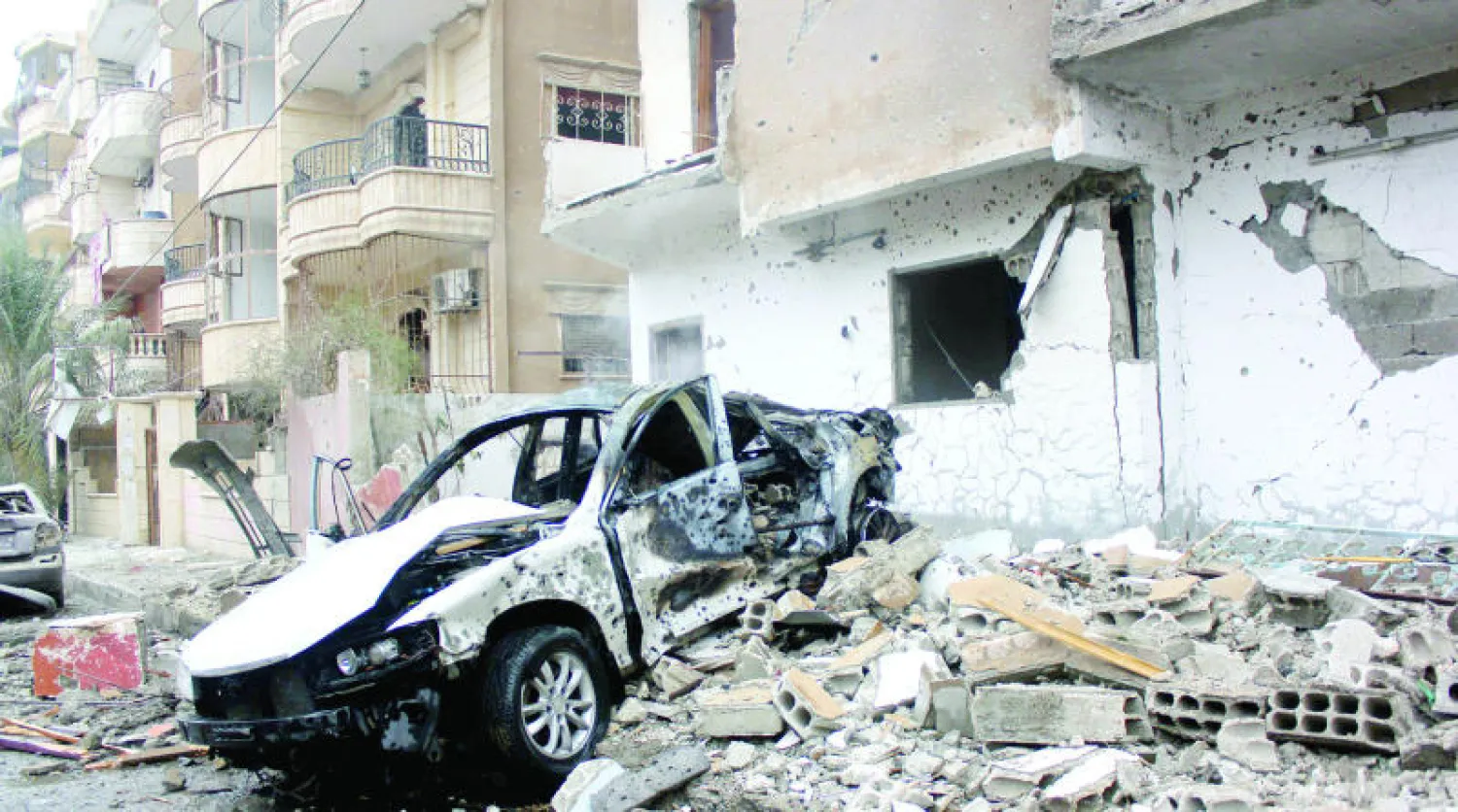 حطام سيارة إثر غارة جوية من قبل قوات النظام السوري استهدفت منطقة الرقة الواقعة تحت سيطرة {داعش} وأسفرت عن مقتل 7 مدنيين على الأقل (أ.ف.ب)