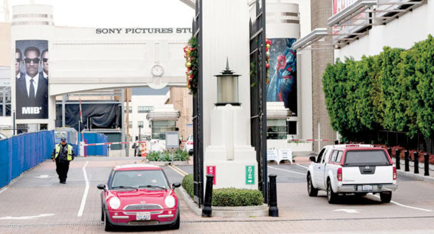 سيارات تمر أمام مدخل استوديوهات شركة سوني للأفلام في مدينة كيلفر بولاية كاليفورنيا (أ.ب)