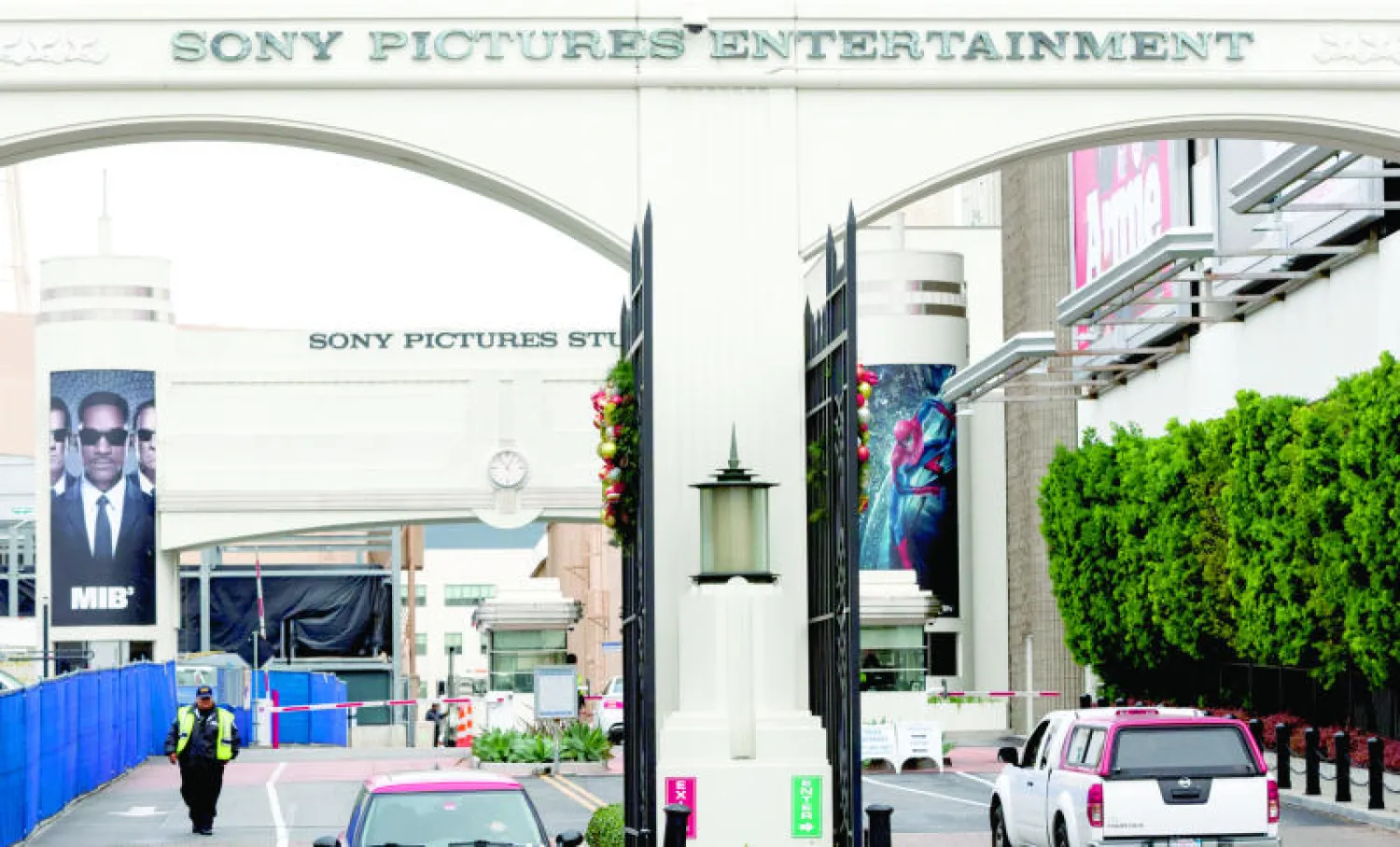 سيارات تمر أمام مدخل استوديوهات شركة سوني للأفلام في مدينة كيلفر بولاية كاليفورنيا (أ.ب)