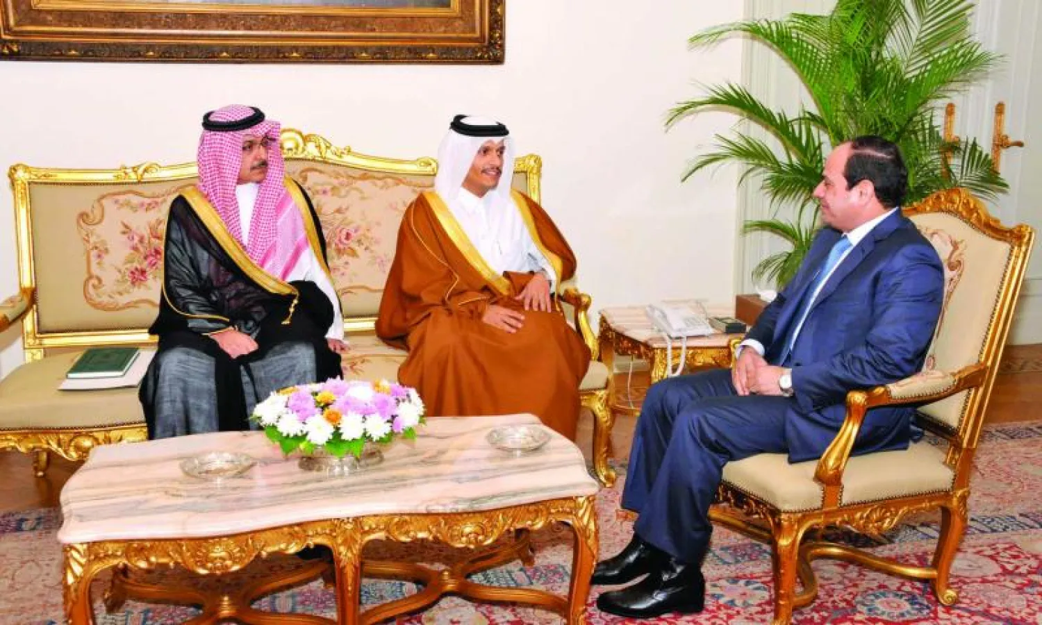 السيسي يستقبل رئيس الديوان الملكي السعودي ومبعوثا خاصا للشيخ تميم (صورة من الرئاسة المصرية)