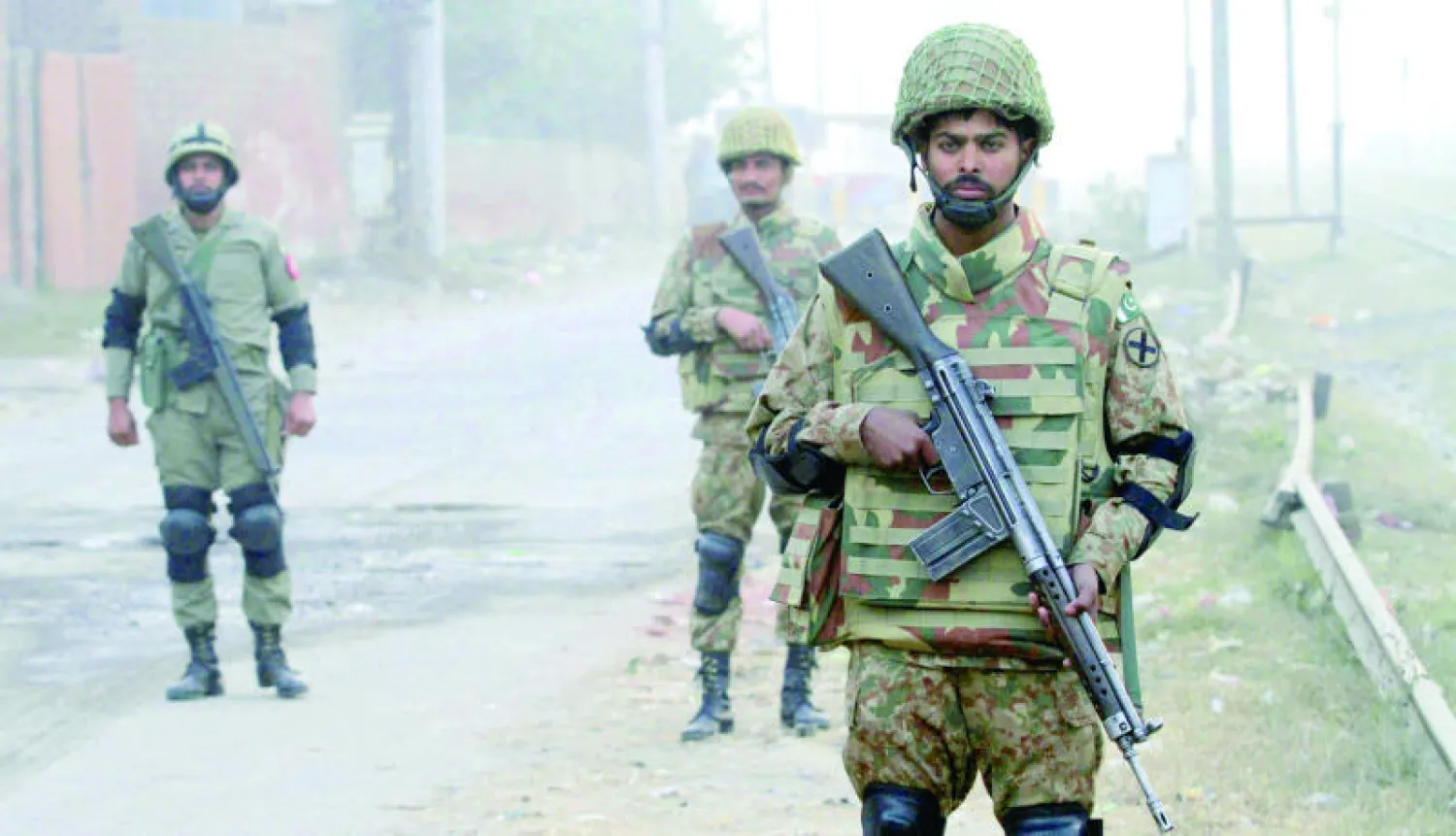 جنود باكستانيون خارج السجن المركزي في لاهور أمس وسط توقع زيادة وتيرة أعمال العنف عقب إعدام متشددين