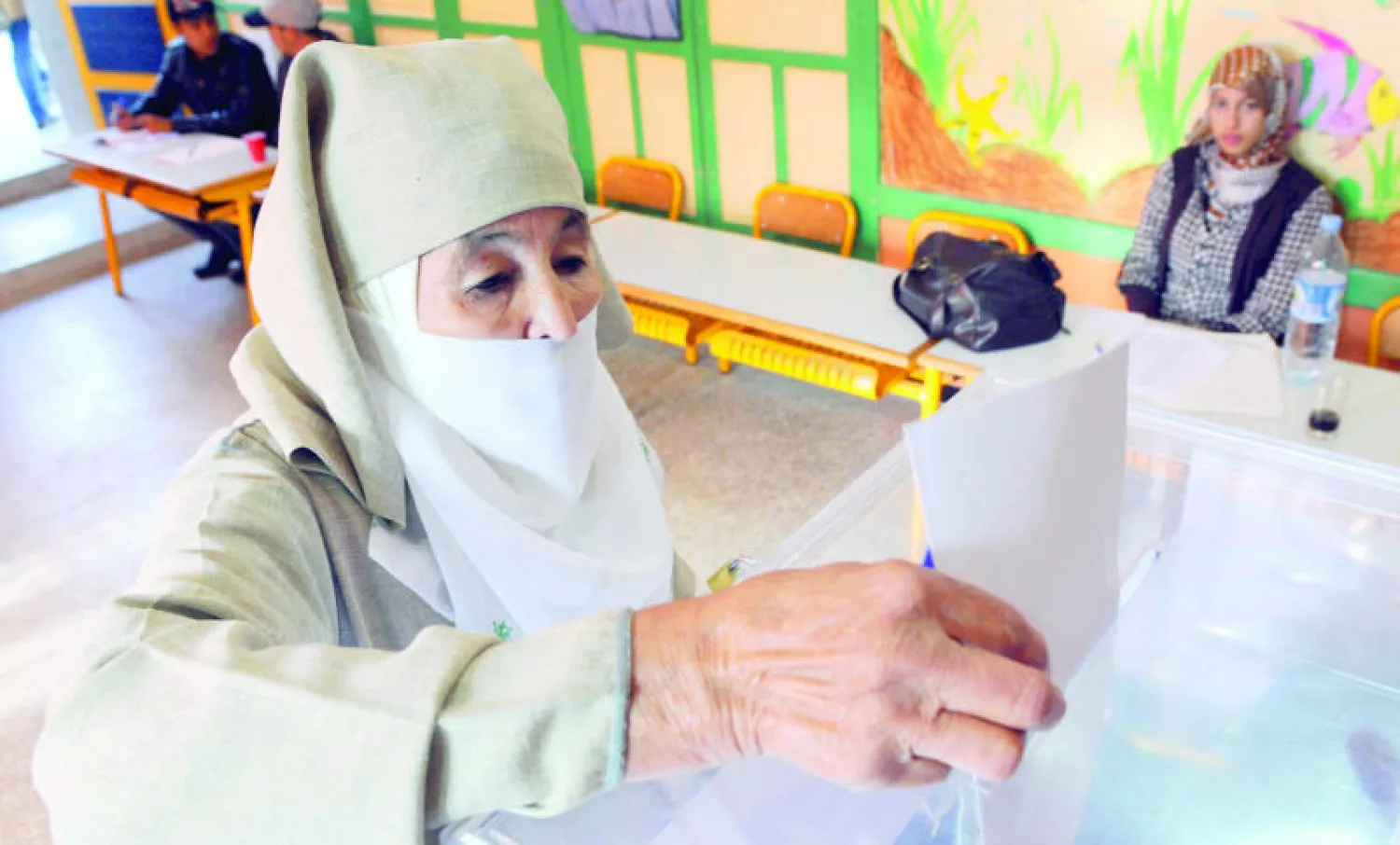 مغربية لدى تسجيل اسمها في القوائم الانتخابية في مركز بالرباط أمس (غيتي)