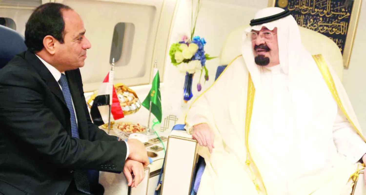 خادم الحرمين الشريفين لدى لقائه الرئيس المصري عبد الفتاح السيسي داخل الطائرة الملكية على أرض مطار القاهرة الدولي في يونيو الماضي (غيتي)