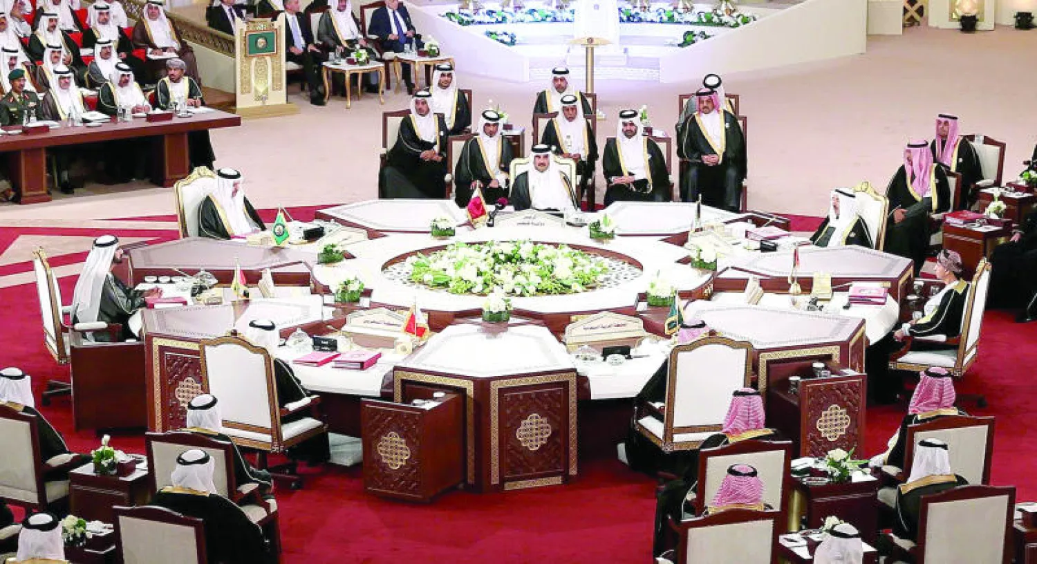 قادة دول الخليج لدى اجتماعهم في القمة الخليجية الأخيرة التي عقدت في الدوحة الشهر الحالي (غيتي)