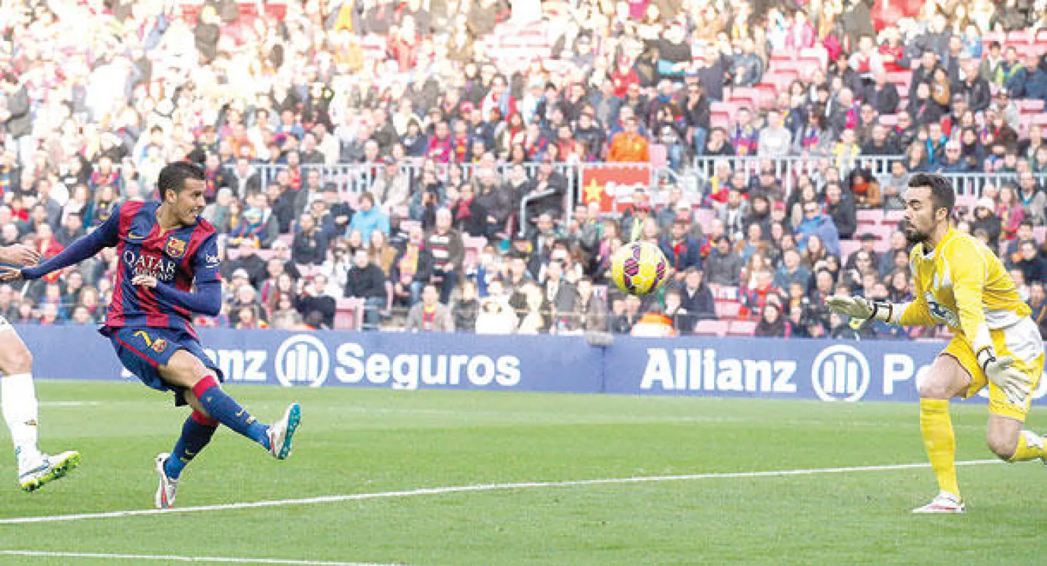 بيدرو يضع برشلونة في المقدمة (رويترز)