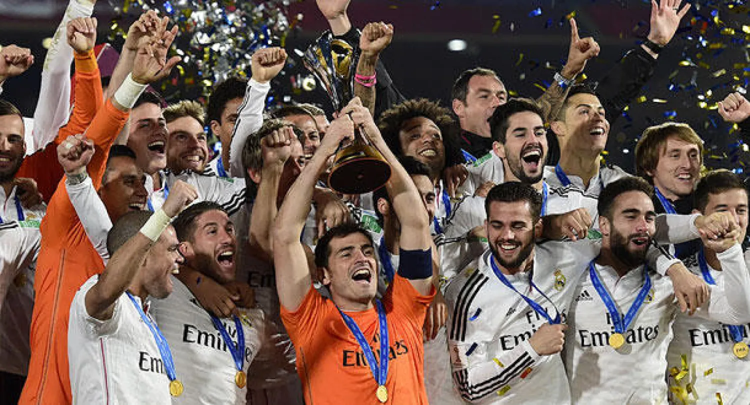 لاعبوا ريـال مدريد خلال تتويجهم باللقب