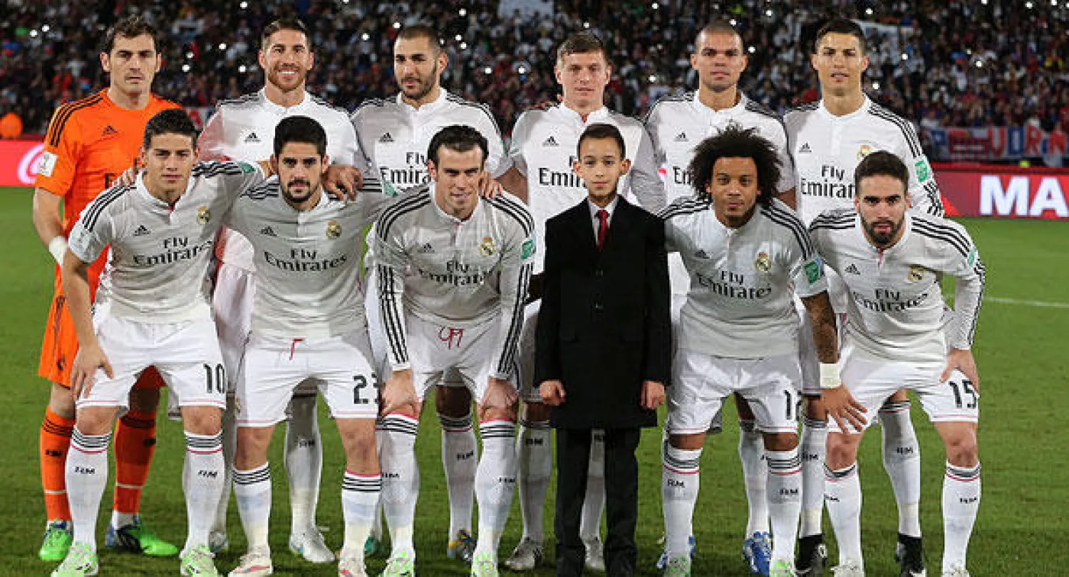 الأمير الحسن بن محمد يلتقط صورة مع نجوم ريـال مدريد الإسباني في نهائي مونديال الأندية