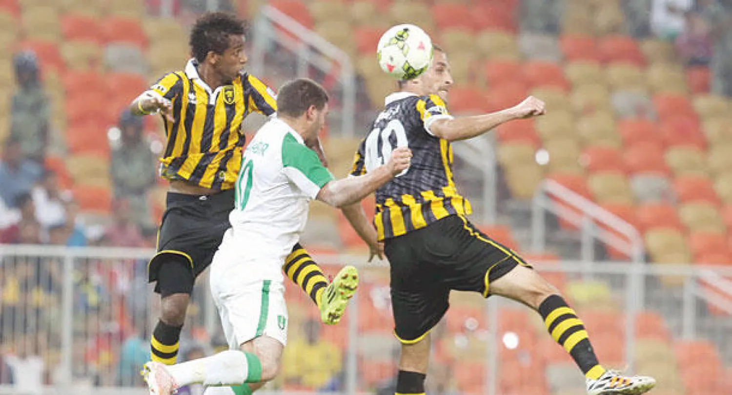 باسم المنتشري (يسار) يقفز عاليا لمضايقة لاعب الأهلي مصطفى الكبير في إحدى الهجمات (تصوير: عدنان مهدلي)