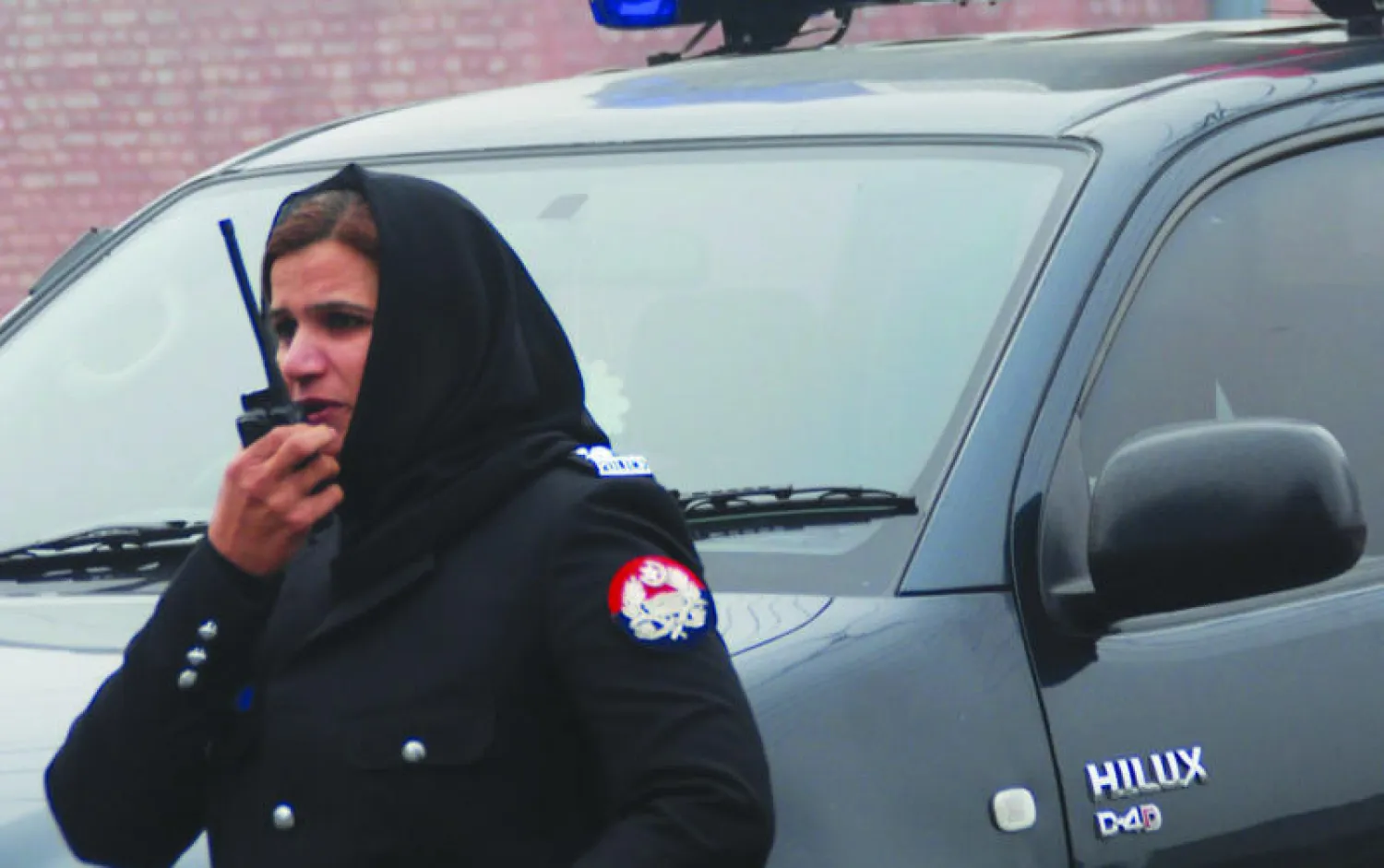 ضابطة شرطة باكستانية أمام السجن المركزي في فيصل آباد قبل إعدام 4 إرهابيين أدينوا بالتورط في هجوم انتحاري ضد الحاكم العسكري السابق برويز مشرف (إ.ب.أ)