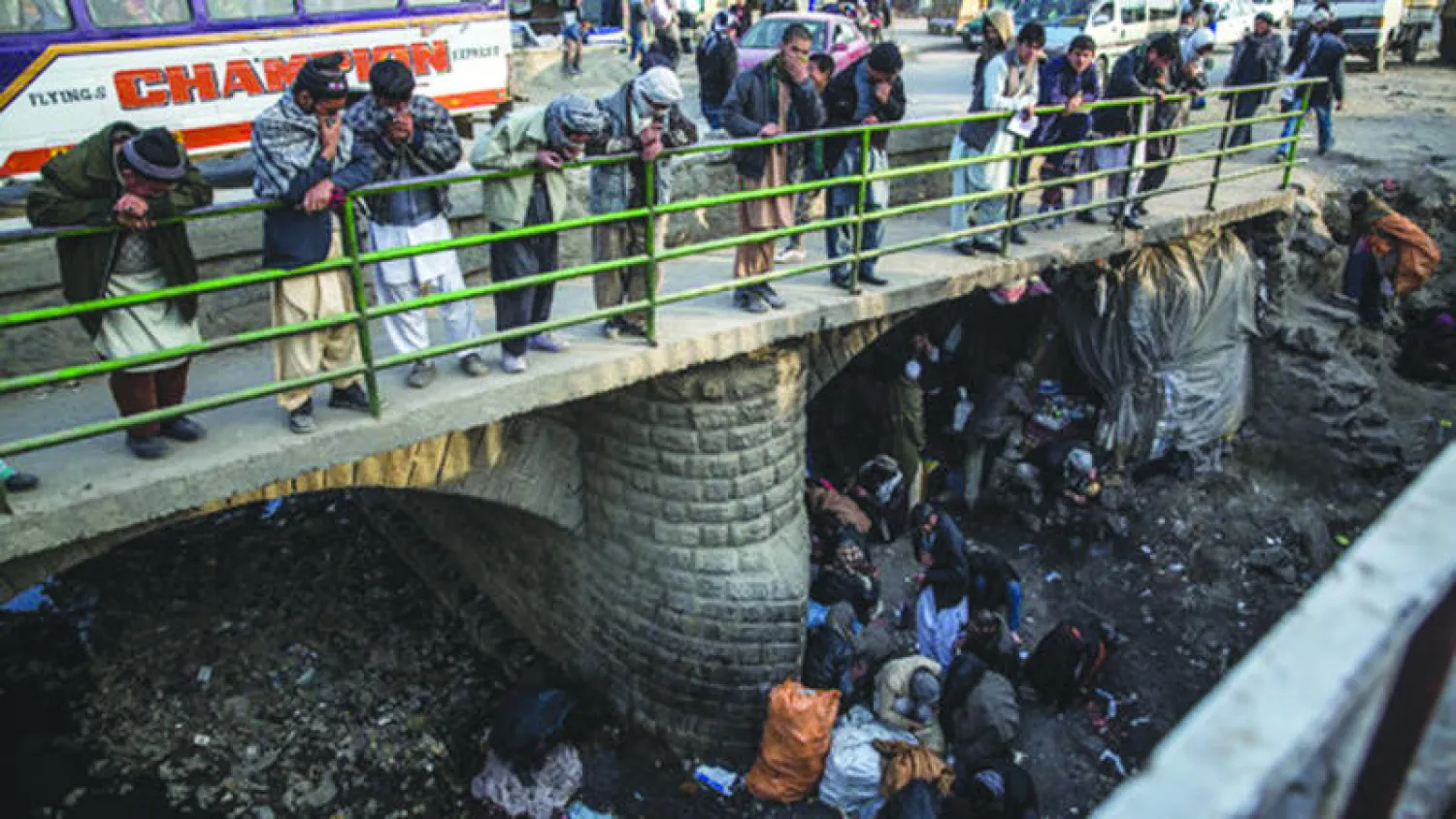 مشهد يومي يتكرر في كابل كل صباح من متابعة للمدمنين الذين شارفوا على الموت تحت أحد كباري العاصمة (نيويورك تايمز)