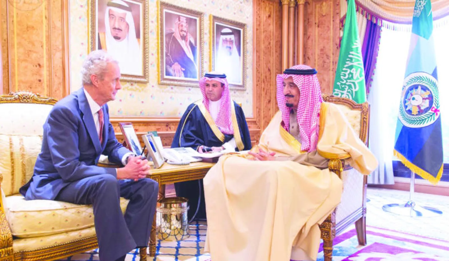 الأمير سلمان بن عبد العزيز لدى استقباله وزير الدفاع الإسباني في الرياض أمس (واس)