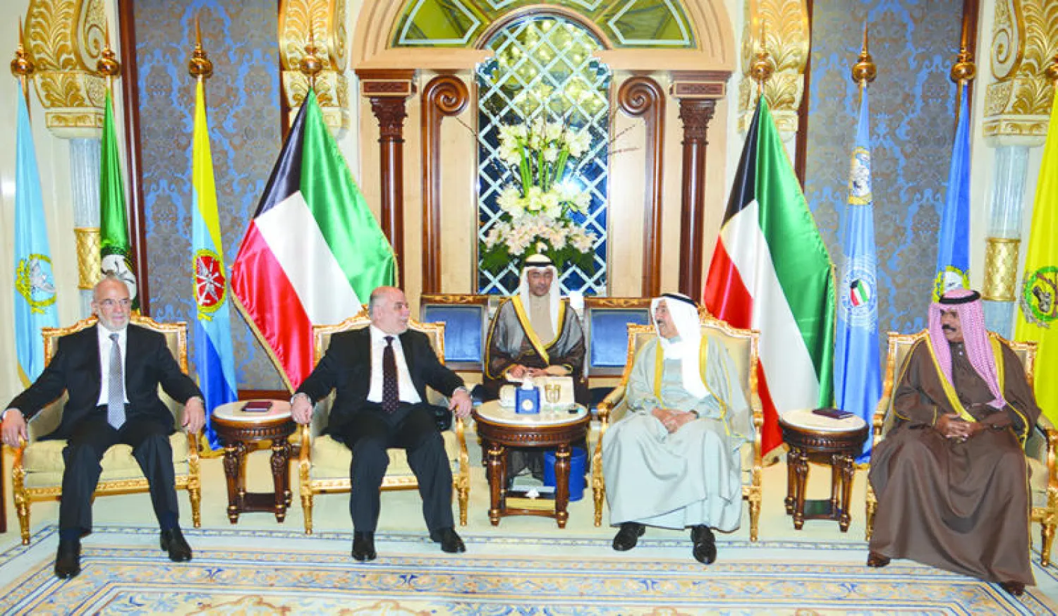 أمير الكويت الشيخ صباح الأحمد الصباح لدى استقباله رئيس الوزراء العراقي حيدر العبادي والوفد المرافق له أمس (كونا)