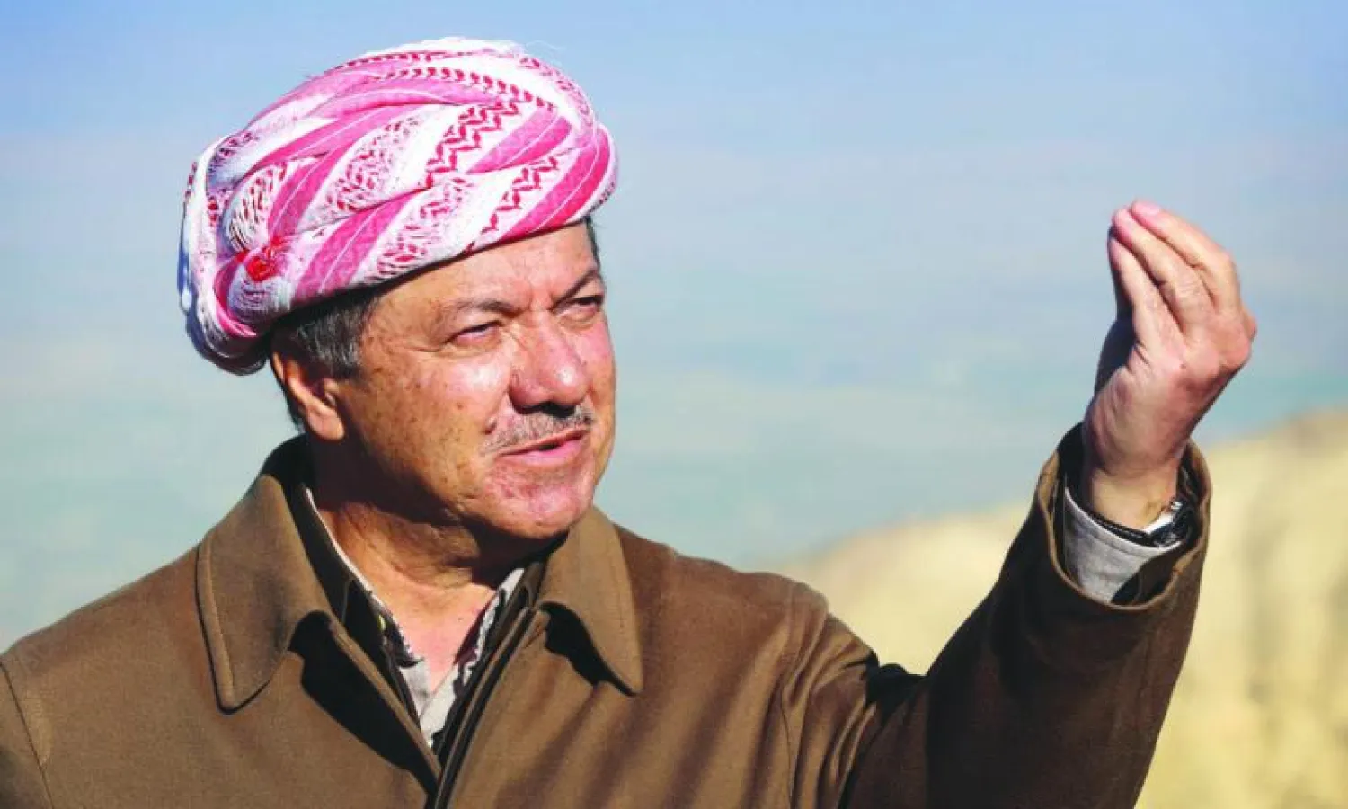 رئيس إقليم كردستان مسعود بارزاني يتحدث للصحافيين في جبل سنجار أمس (أ.ف.ب)