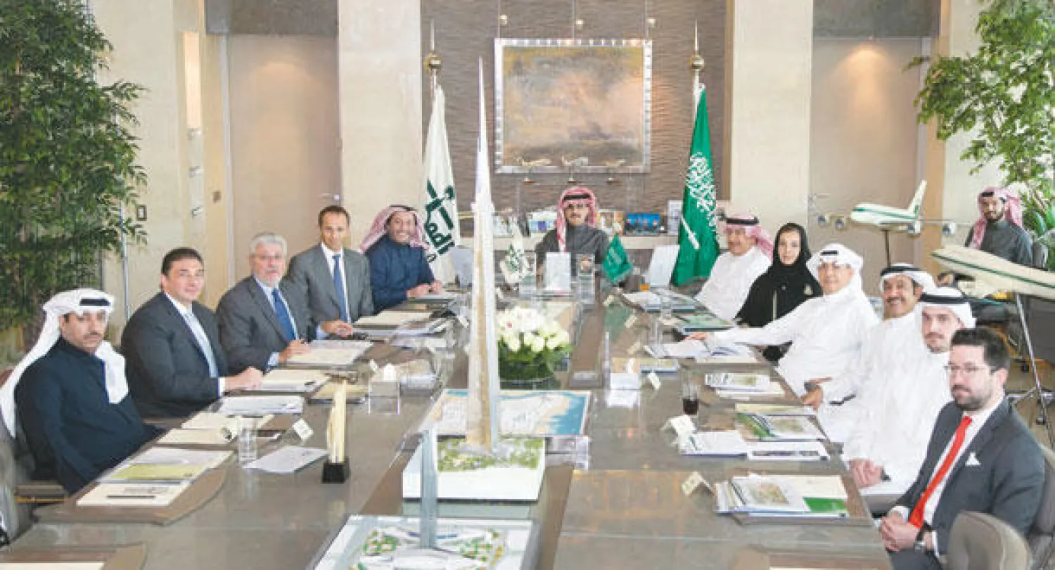الأمير الوليد بن طلال بن عبد العزيز رئيس مجلس إدارة الشركة خلال اجتماع مجلس الإدارة («الشرق الأوسط»)