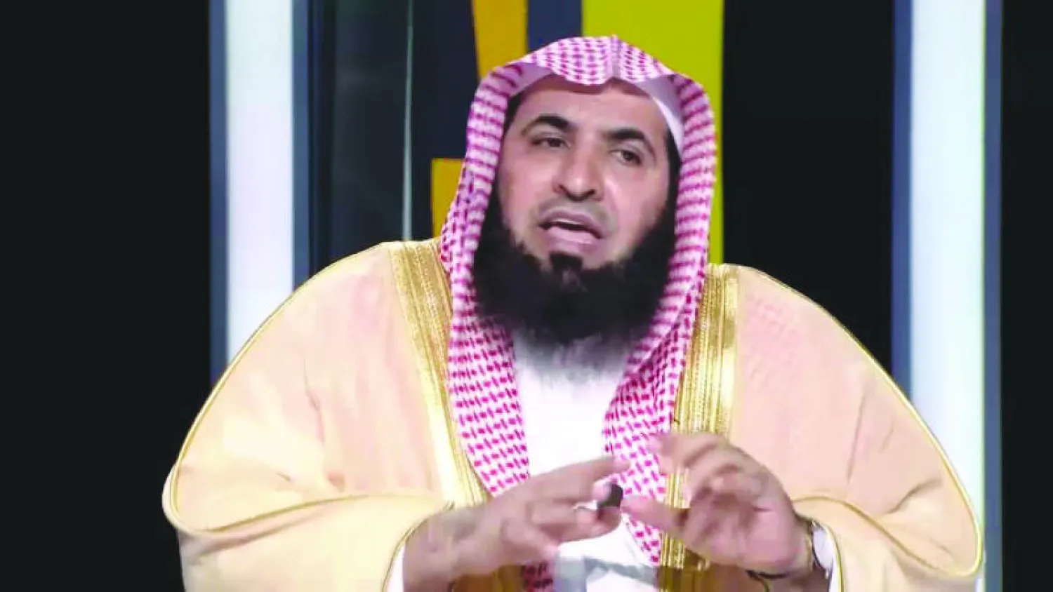 صورة من لقاء تلفزيوني سابق للشيخ أحمد الغامدي الذي أثار الجدل بظهوره مع زوجته كاشفة الوجه على قناة «إم بي سي» قبل أسبوع («الشرق الأوسط»)