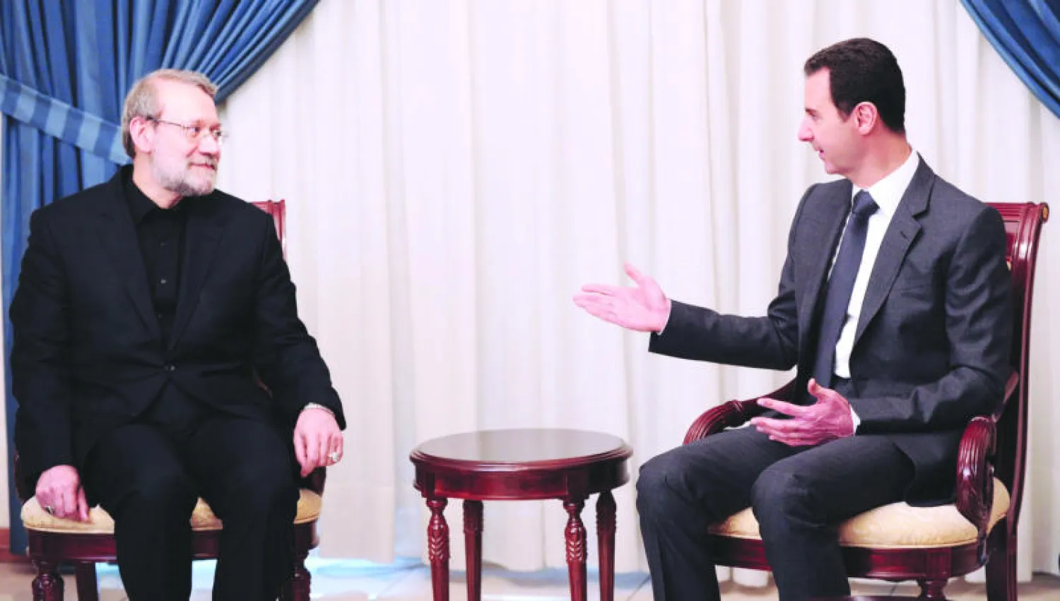 بشار الأسد لدى اجتماعه أمس في دمشق برئيس مجلس الشورى الإيراني علي لاريجاني (سانا)