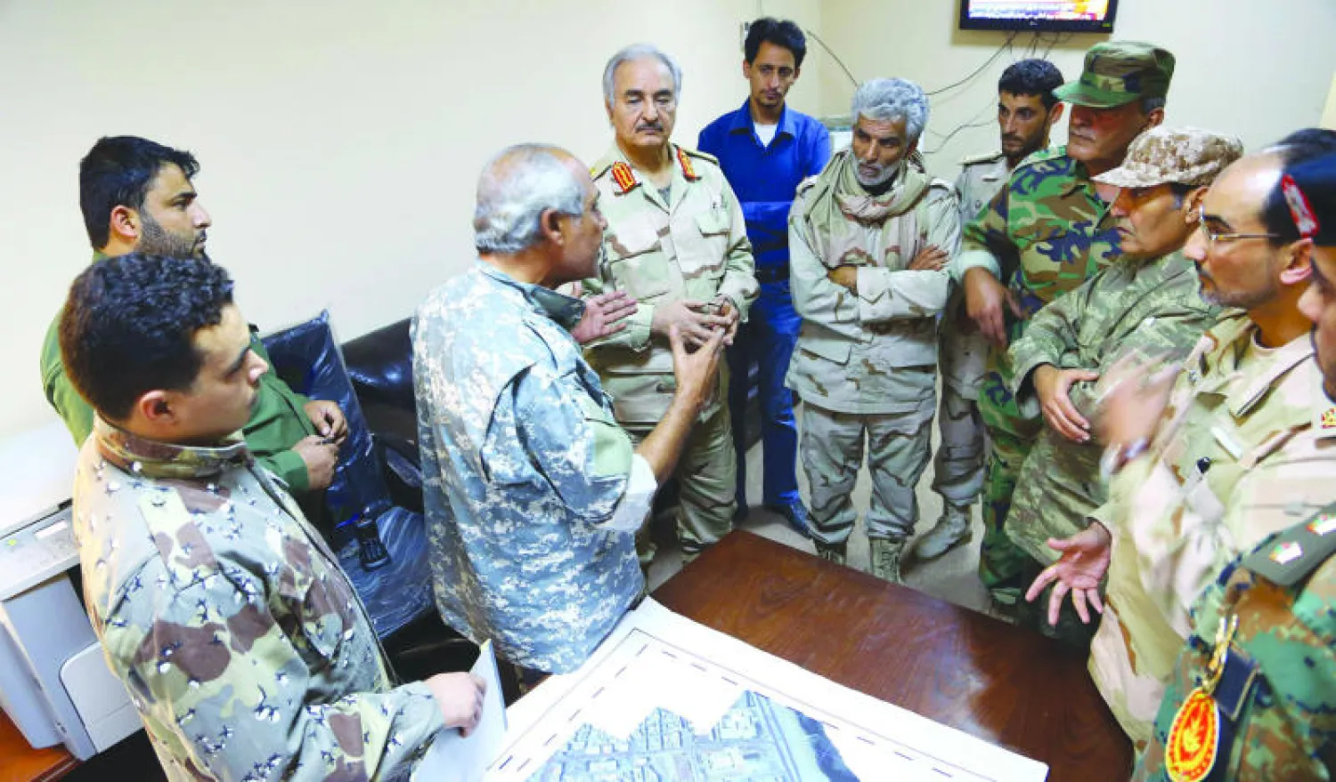 اللواء خليفة حفتر مجتمعا ببعض القادة العسكريين التابعين له في بنغازي (رويترز)