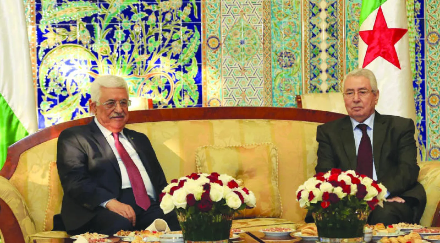 رئيس مجلس الأمة الجزائري عبد القادر بن صلاح لدى استقباله الرئيس الفلسطيني محمود عباس لدى وصوله إلى الجزائر أمس (إ. ب. أ)