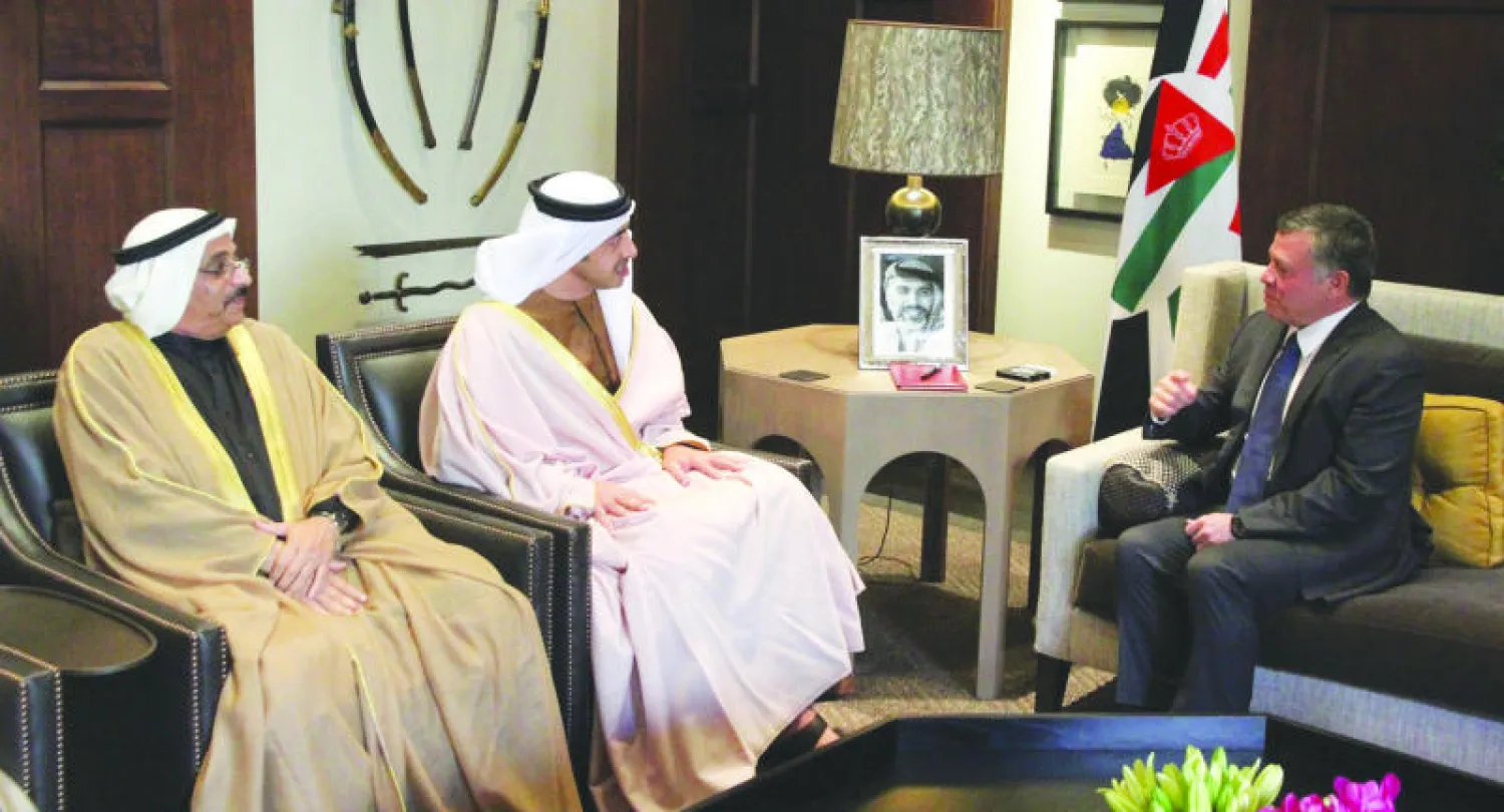 الملك عبد الله الثاني لدى لقائه وزير الخارجية الإماراتي الشيخ عبد الله بن زايد آل نهيان في قصر الحسينية أمس (بترا)