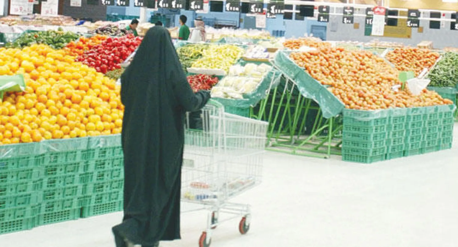 متسوقون في أحد المتاجر الكبيرة في الرياض (غيتي)