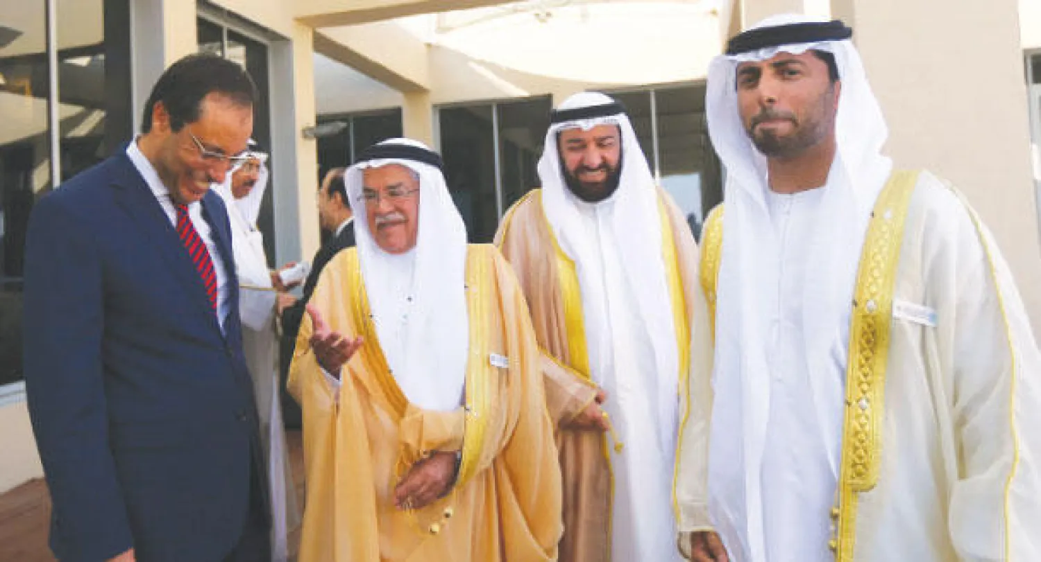 وزير البترول السعودي علي النعيمي في طريقه إلى مؤتمر الطاقة العربي في أبوظبي برفقة نظيريه الكويتي علي صالح العمير والإماراتي سهيل بن محمد المزروعي أمس (أ.ف.ب)