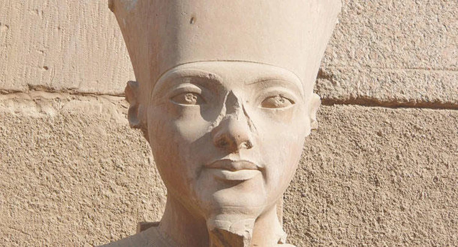 تمثال آمون وسط معبد الكرنك